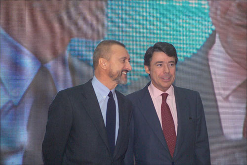 Arturo Prez-Reverte, comisario de la muestra, e Ignacio Gonzlez, vicepresidente primero del Gobierno regional y presidente del Canal de Isabel II