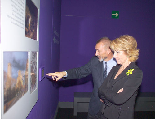 Arturo Prez-Reverte y Esperanza Aguirre, durante la presenacin de la exposicin Madrid 2 de mayo 1808-2008. Un pueblo, una nacin