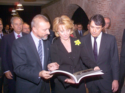 Arturo Prez-Reverte, Esperanza Aguirre e Ignacio Gonzlez, durante el recorrido por la exposicin
