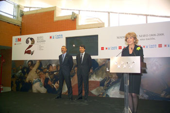 Esperanza Aguirre, presidenta de la Comunidad de Madrid, present la exposicin en compaa de Arturo Prez-Reverte, comisario de la muestra, e Ignacio Gonzlez, vicepresidente primero de la Comunidad y presidente del Canal de Isabel II.