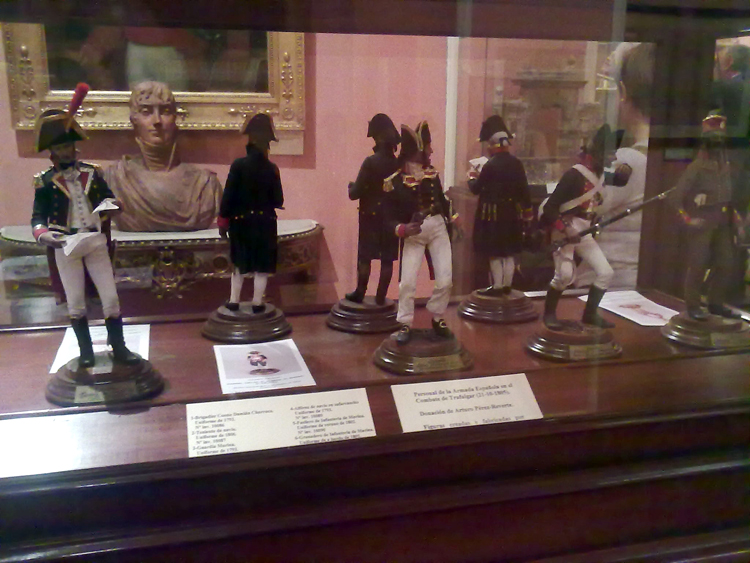 pincha y amplia Vitrina con las figuras "Personal de la Armada Espaola en el Combate de Trafalgar (21-10-1805)"